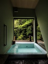 【山百合】客室専用露天風呂　レトロなタイル風呂はどこか懐かしい。森林浴をしながらの入浴は贅沢。