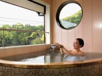 【河津桜２階】伊豆石を使った扇形の露天風呂になっています。