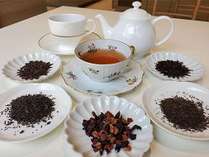 紅茶は歴史あるドイツの紅茶メーカー「ロンネフェルト社」の13種類の茶葉から2種お選び頂けます。