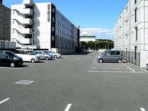 広々とした平面駐車場です。