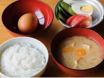朝食は繁盛米の卵かけごはんをご用意