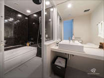 ●バスルーム【全室セパレートタイプ】：トイレと洗い場はガラス扉で仕切られ、レインシャワーもあります。