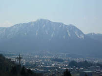 山側客室から望む雄大な野坂山の風景。標高は敦賀市の郵便番号と同じ914ｍ