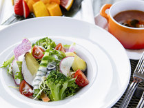 【朝食】新鮮野菜のサラダやフルーツ、スープなどのブレックファースト（一例）