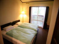 ロフト付ツインルームは御家族やグループでの御利用に。階下がツイン仕様で中２階に２名が宿泊可能です。