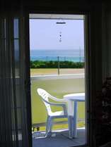 デラックスルームからの風景です。テラスで海を眺めながらのんびり・・・人気の癒し空間です♪