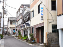 *【外観】街中にひっそりと佇む当館