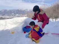 宿の庭や周辺では、小さなお子さんも安心して雪遊びが楽しめます。