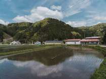 コテージ周辺は、素朴な田舎の風景が広がります。大きな空、小高い山や森。空気をいっぱい吸ってください。 写真