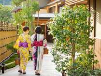 女性に人気の色浴衣は無料で貸出中。京都らしく粋な柄を沢山揃えております。（枚数限定/先着順）