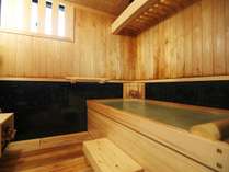 【貸切風呂】「弐の湯」は夢想窓に囲まれた檜(ひのき)の香り満ちる湯屋。