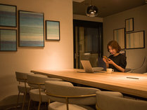 【13階】カフェ＆バーは「プレミアルーム」ご宿泊者様がご利用いただけるくつろぎ空間