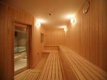 男性専用大浴場「サウナ亀の家」大型高温サウナ　ゆったりスペース