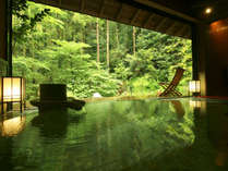 新館詩季亭ご宿泊者さま専用の、貸切露天風呂「山水」 。自然の中で温泉をお楽しみいただけます。