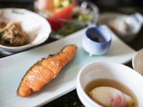 御朝食と言えば、やっぱり焼き鮭と納豆と温泉卵♪日本ながらの朝のひとときをお過ごしください♪