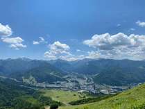 飯士山散策ルートから、眼下に谷川連峰