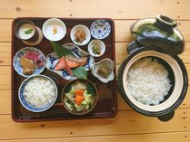 ある日の朝食土鍋ご飯と具沢山味噌汁、里山の季節の小鉢、手造り豆腐、手造りヨーグルト