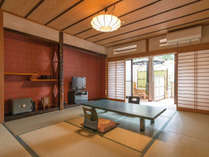 *【客室一例】和室10畳(露天付)。小さな露天風呂をお部屋で楽しめる特別客室。