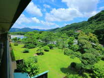 7月頃の客室から見た庭園。角度は異なれど、全客室が長瀞渓谷に面します。