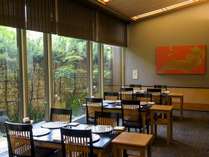 日本料理「和泉」日本庭園を眺めながら、職人の技がつくり出す、旬鮮和食に舌鼓。