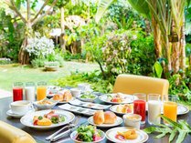ガーデンレストラン「プランタン」朝露に輝く庭の緑を眺めながら、味わう豊かな朝食。