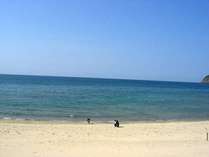 県外からもたくさんの人が来てにぎわう浦富海水浴場♪当館よりビーチまで、０メートルです！