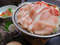 【ご夕食一例】麦豚の美味しさが引き立つ陶板焼き。お野菜と一緒にお召し上がり下さい。