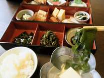 【ご朝食例】飛魚出汁の海藻しゃぶしゃぶ、佐渡の郷土料理をふっくら炊きたてコシヒカリと一緒にどうぞ♪