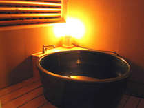 客室露天風呂一例。信楽焼タイプ。全客室にミネラル泉の露天風呂を完備！