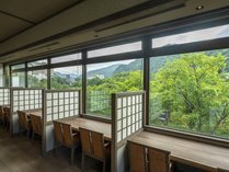 【食事処/行雲-こううん-】窓側のカウンター席では定山渓の景色を眺めながらお食事をお愉しみいただけます