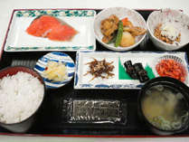 和食の朝食の一例。おかずの種類が充実していてヘルシーな朝食も提供しております！