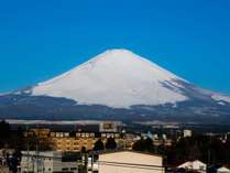 美しい稜線を描く富士山