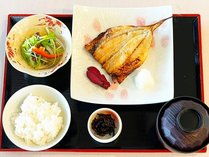 ・【朝食：和食】ふっくらと焼き上げた魚がご飯によく合います（一例）