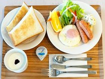 ・【朝食：洋食】朝はパン派の方に。野菜・フルーツ・ヨーグルト付きで健康的♪（一例）