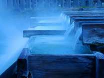 草津のシンボル・湯畑はすぐ近く。浴衣に下駄で温泉情緒を満喫してください。