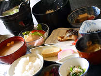 【和朝食】焼き魚、サラダ、小鉢、お味噌汁、奈良漬など老舗旅館らしい和定食。