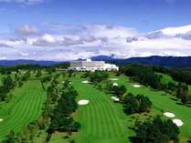 【ゴルフ】雄大な自然の中でゴルフをお楽しみください。標高約350mの高台の変化に富んだ全18ホール