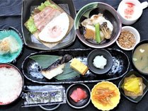 *ご朝食には和食をご用意。魚、野菜、納豆、味噌汁、ごはんと栄養満点！