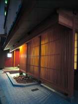 和倉の海を前にして建つ当館は、加賀の町屋敷の風情を写した館内で能登の情趣にひたり、のんびりとお過ごし頂ける宿でございます。スイートルームや各種の露天風呂付客室等、様々なお部屋をお選び頂けます。