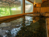 【大浴場-古代檜風呂-】四季折々の木々を望みながら、ヒノキならではの“ほのかな香り”と“温もり”を。