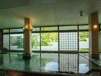 大浴場からも鬼怒川の景色を眺められる。木々と目線を合わせ深緑に癒されて。