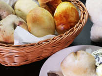 【ご朝食一例-手作りパン】当館のオーナーシェフが一つ一つ手作りするパンを五感で味わってください！