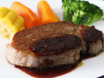 【ご夕食一例-牛ヒレステーキ】特選福島牛ヒレステーキに赤ワインソースをかけてお召し上がりください。
