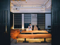 【EN　LOUNGE】地下一階は、「ENラウンジ」です。無垢の一枚板で作られた最高級のローテーブル。