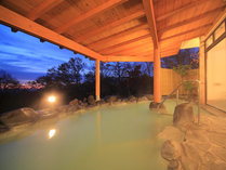 那須温泉の名湯「鹿の湯」の源泉から引湯している、白いにごり湯の露天風呂*