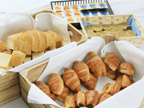 【ご朝食】数種類のパンをご用意しております（一例）