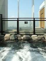 大浴場【湯河原温泉】開放的な露天風呂のジェット付き寝湯