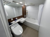バスルーム(ユニットタイプ)ゆったりとした浴槽と広さのユニットタイプのバスルームです