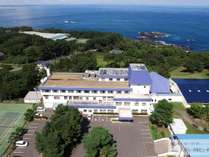 *外観／風光明媚な海岸線を見下ろす丘の上、海と緑に囲まれたリゾートホテルです。