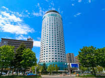 緑映える札幌中心部に建つ円柱形の札幌プリンスホテル
